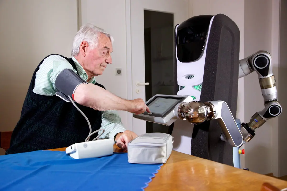 robot-po-uhodu-za-pozhilymi.jpg